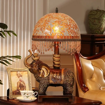 Europos stiliaus retro-klasikinio prabangaus gyvenamojo kambario, miegamojo, naktiniai staleliai, lempa dekoratyvinis stalo lempa